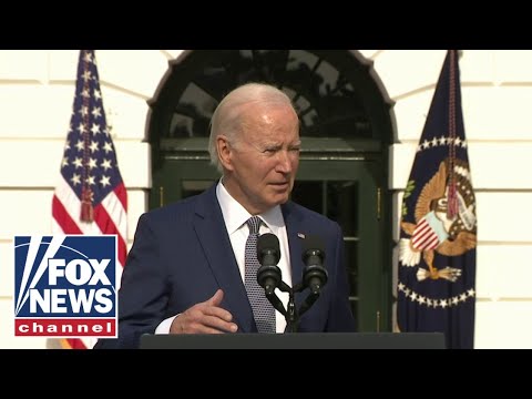 You are currently viewing Biden gets cringey at turkey pardoning