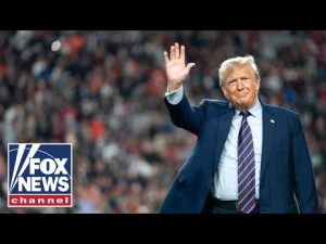Read more about the article Trump gets loud cheers at University of South Carolina football game